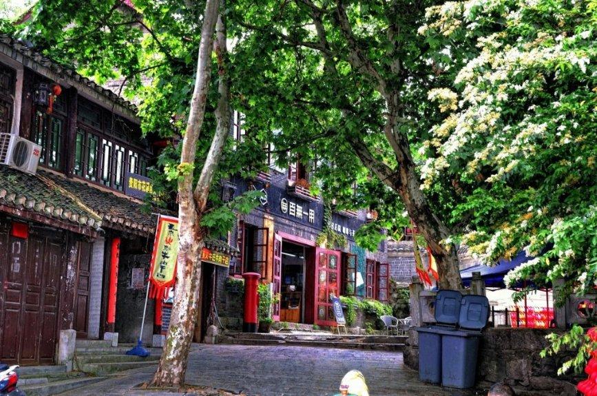 学校附近的人穿着很凉快,会不会影响孩子的心理健康呢?-有问必答平台,解答你的疑惑